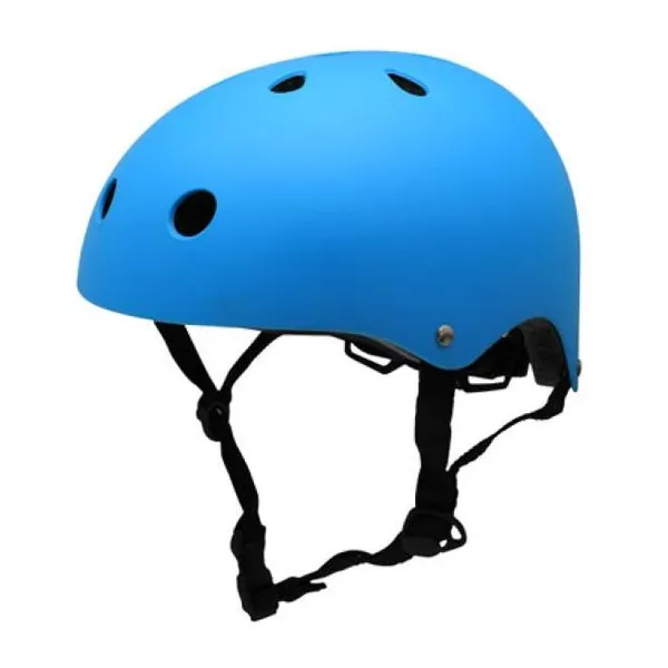 Casco celeste para patinar.