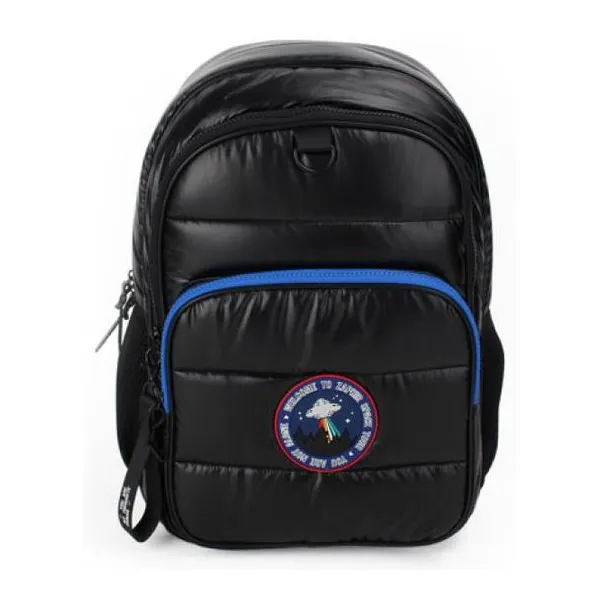 Mochila negra de 16" de espalda matelaseada con logo ovni y llavero removible.