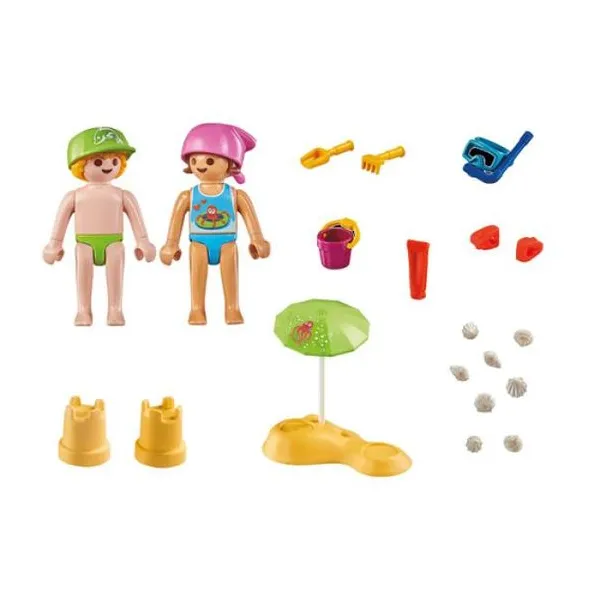 Niños con castillo de arena