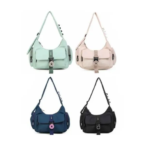 Cartera rubber potential con colgante 33.5 11 23 cm