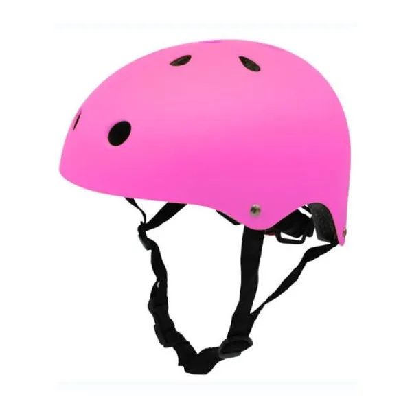 Casco fucsia para patinar.