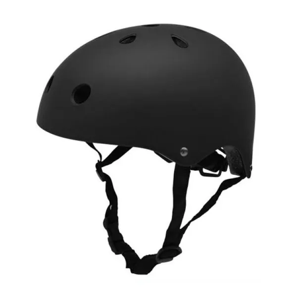 Casco negro para patinar.
