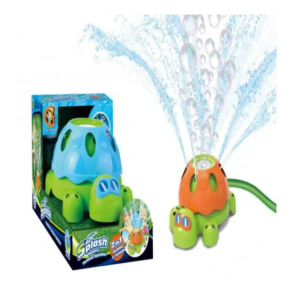 Tortuga burbujero y rociador splash de agua.