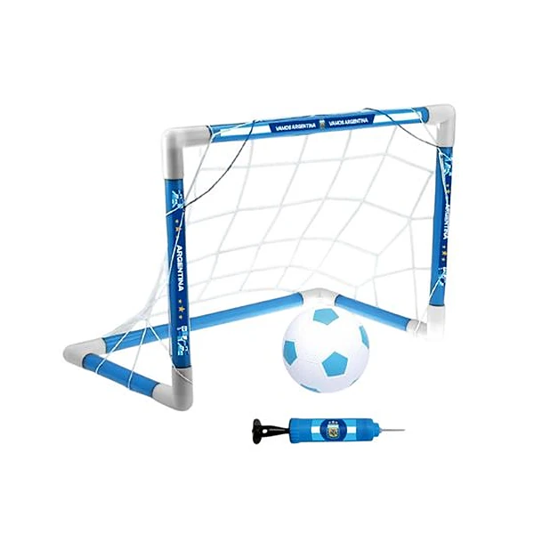 Arco de fútbol con pelota